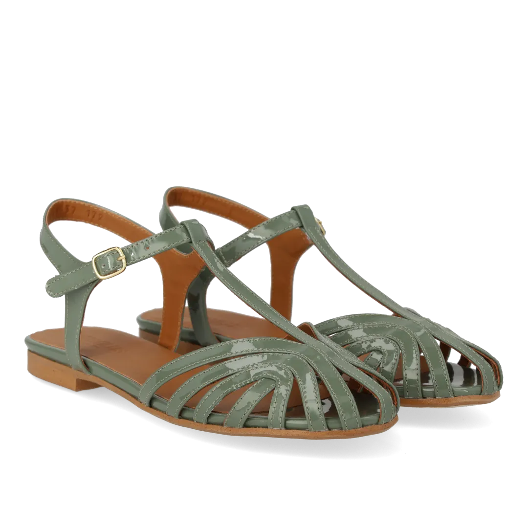 Flat sandal with beautiful organic front detail