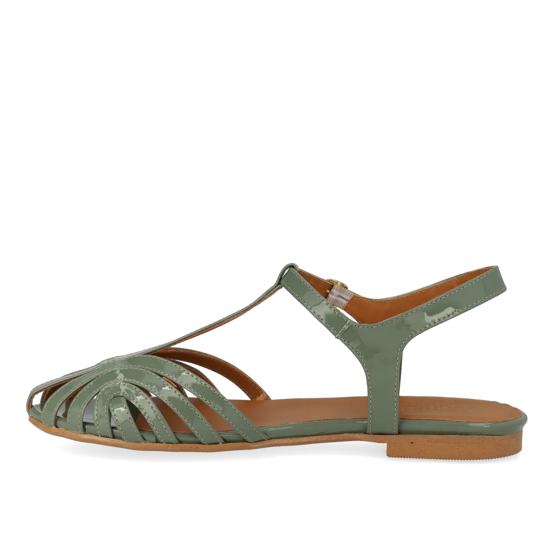Flat sandal with beautiful organic front detail
