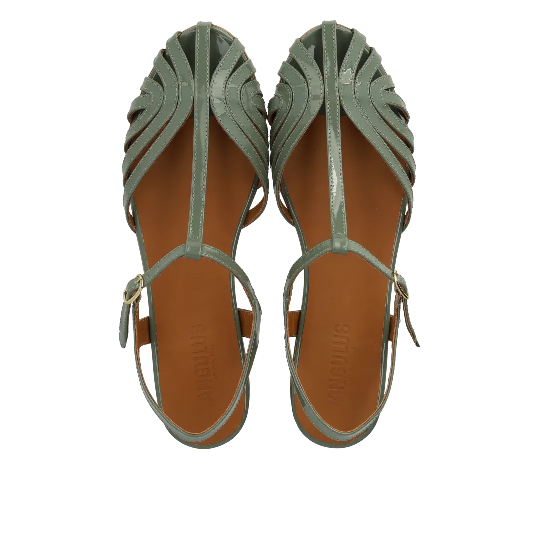Flat sandal with beautiful organic front detail