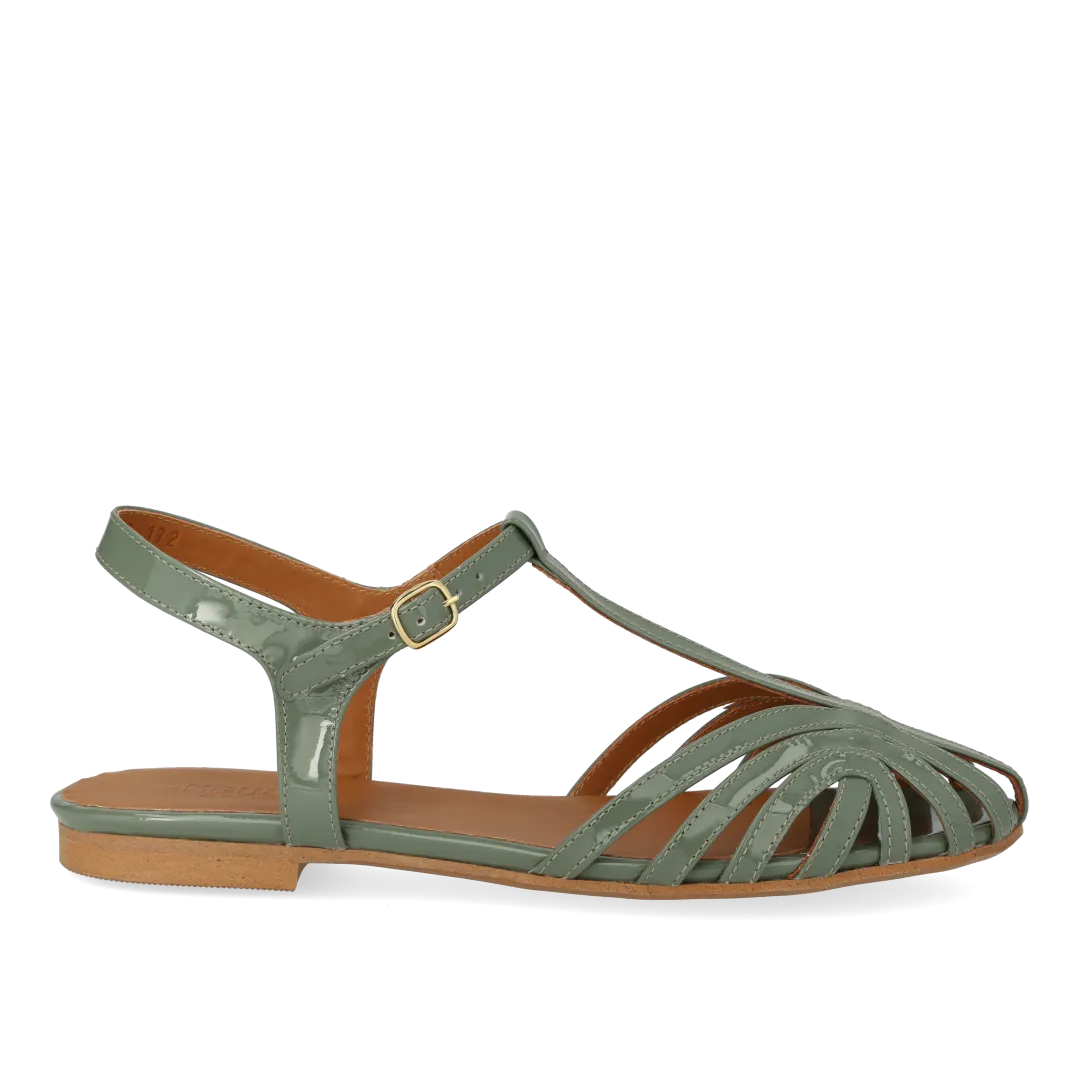 Flat sandal with beautiful organic front detail