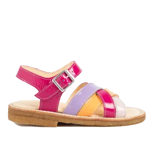 Sandal with adjustable buckle closure