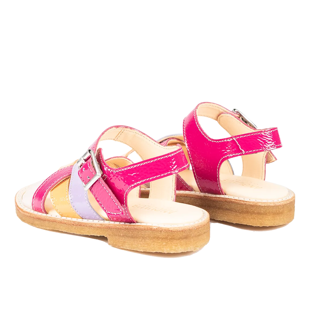 Sandal with adjustable buckle closure