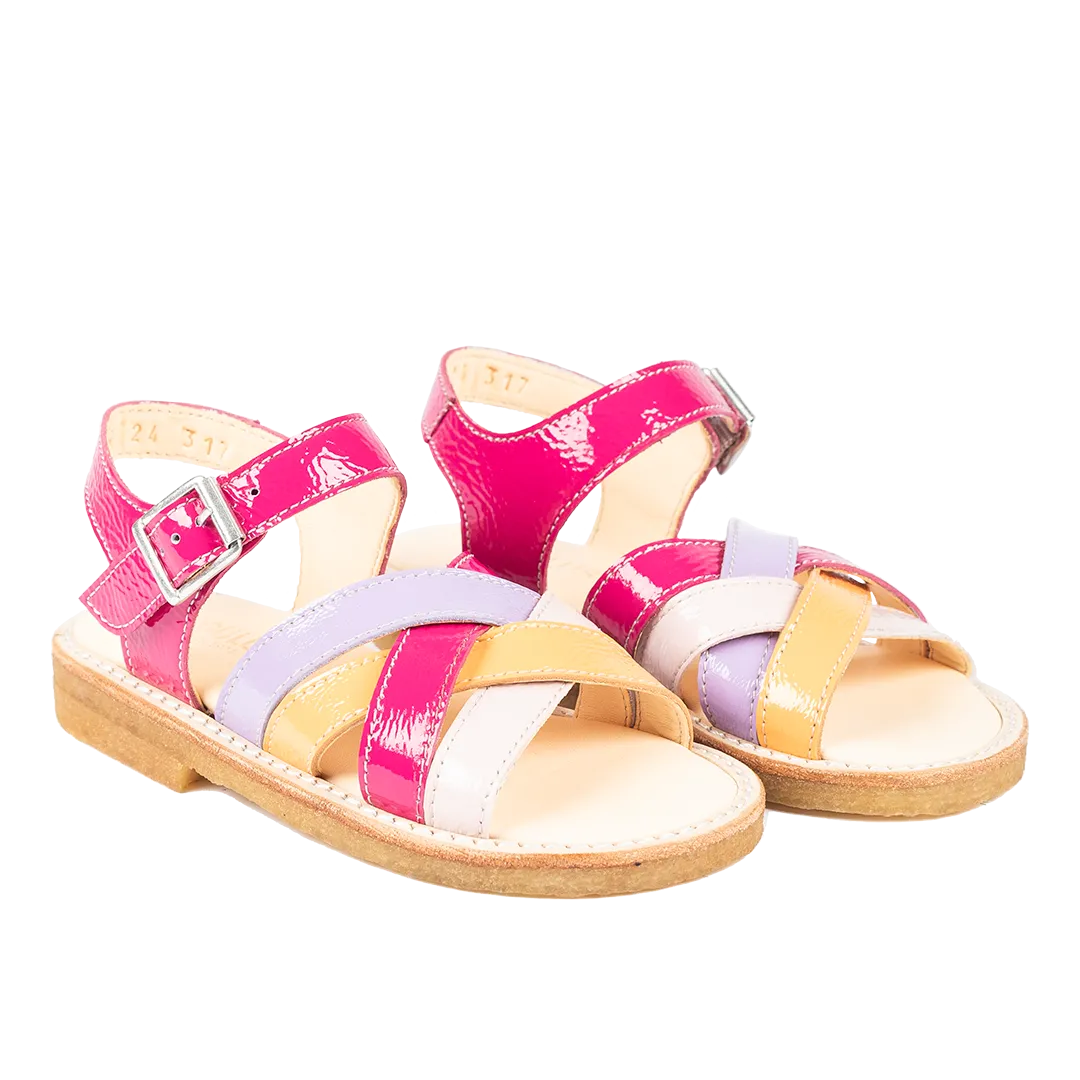 Sandal with adjustable buckle closure