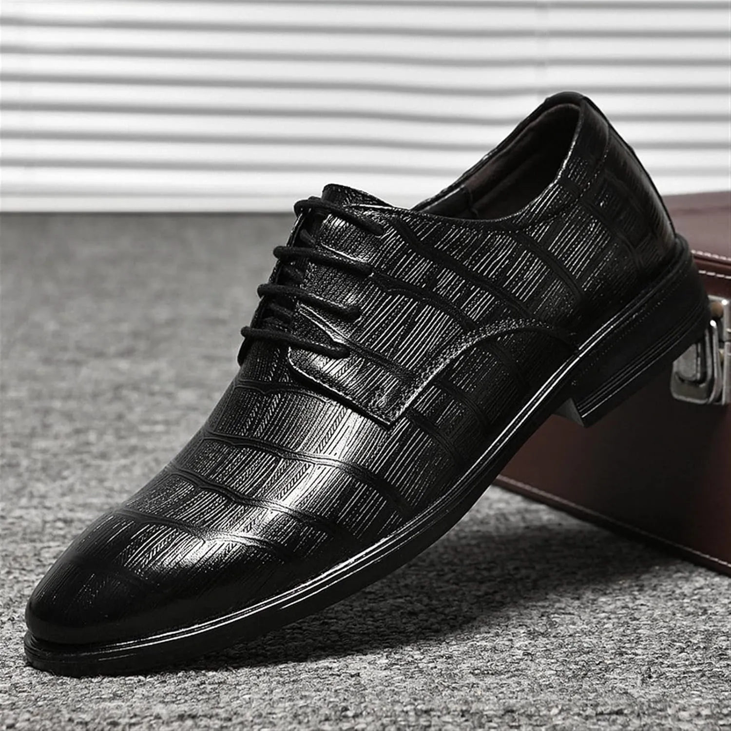 Single Season Formal Shoes for Men Lace Up Plaid Black Burnished Toe Derby Shoes Leather Block Heel Resistant Non Slip Low Top Classic Very Popular Among Young People